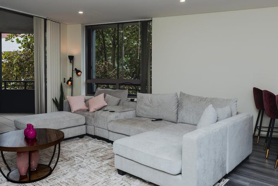 Cozy Yet Modern Stay near Train Station and Hospital Apartment in Wollongong
