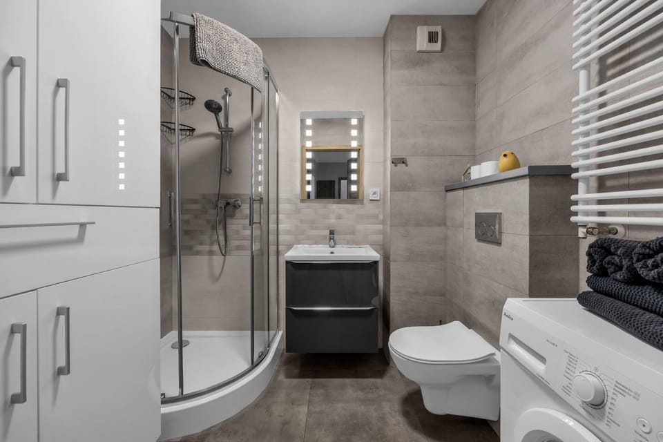 Shower, Toilet, Bathroom, towels