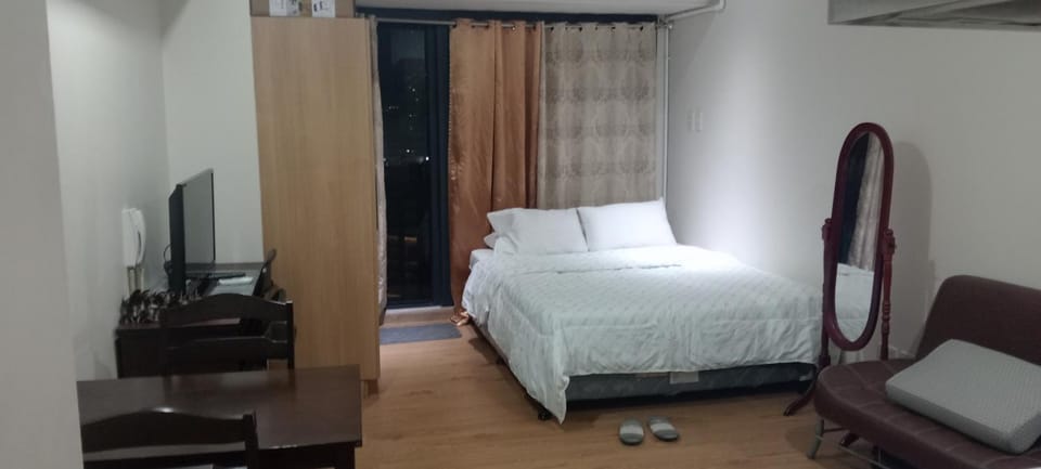 Knightsbridge Residences with Free Pool, Sauna, Fast WiFi, Gym and Kitchen Hotel in Mandaluyong
