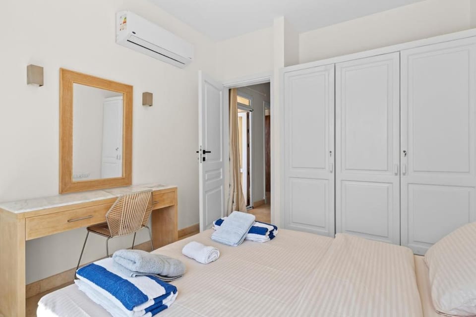 Bed, Bedroom, towels, wardrobe