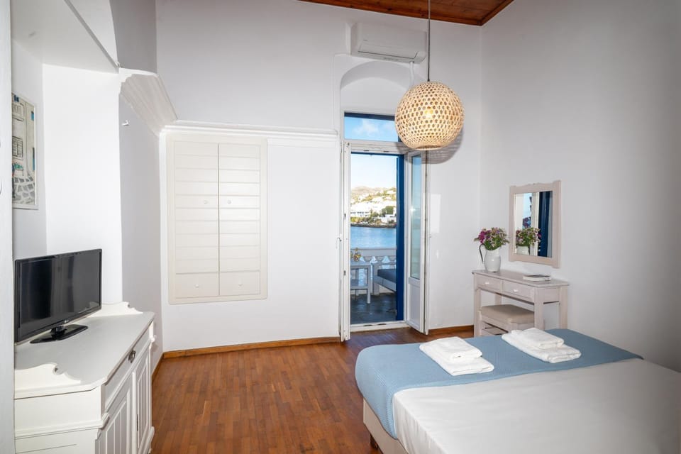 Bed, TV and multimedia, Bedroom, towels, wardrobe