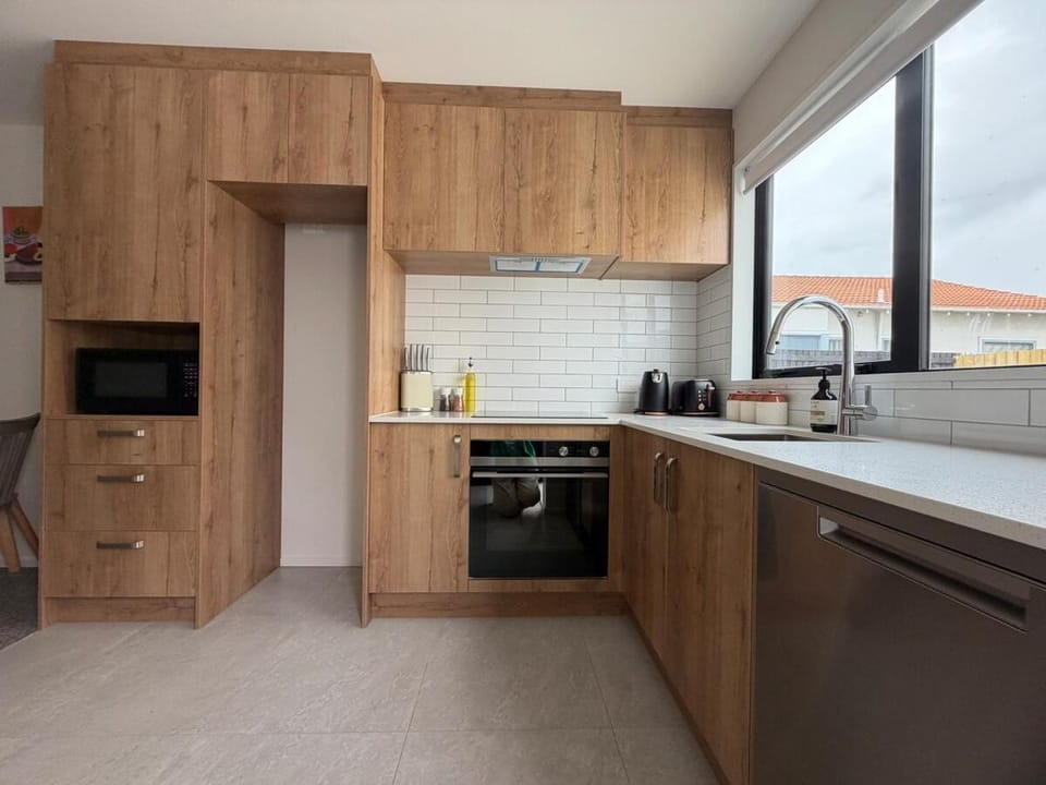 Luxury 3-Bed 3-Bath Home Near CBD and Garage House in Christchurch