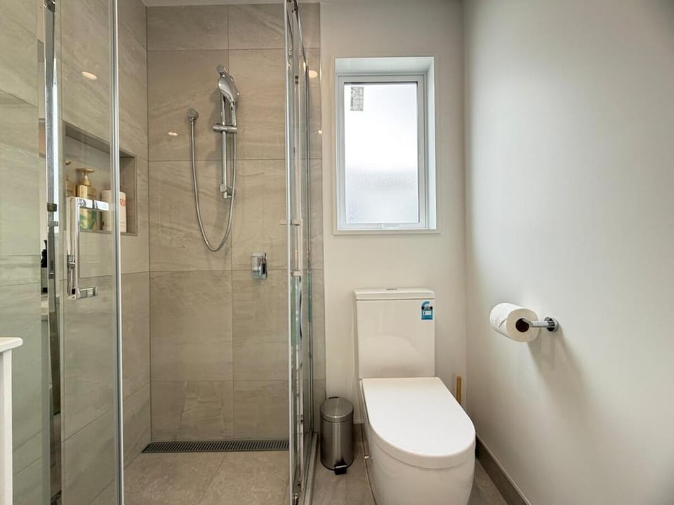 Luxury 3-Bed 3-Bath Home Near CBD and Garage House in Christchurch