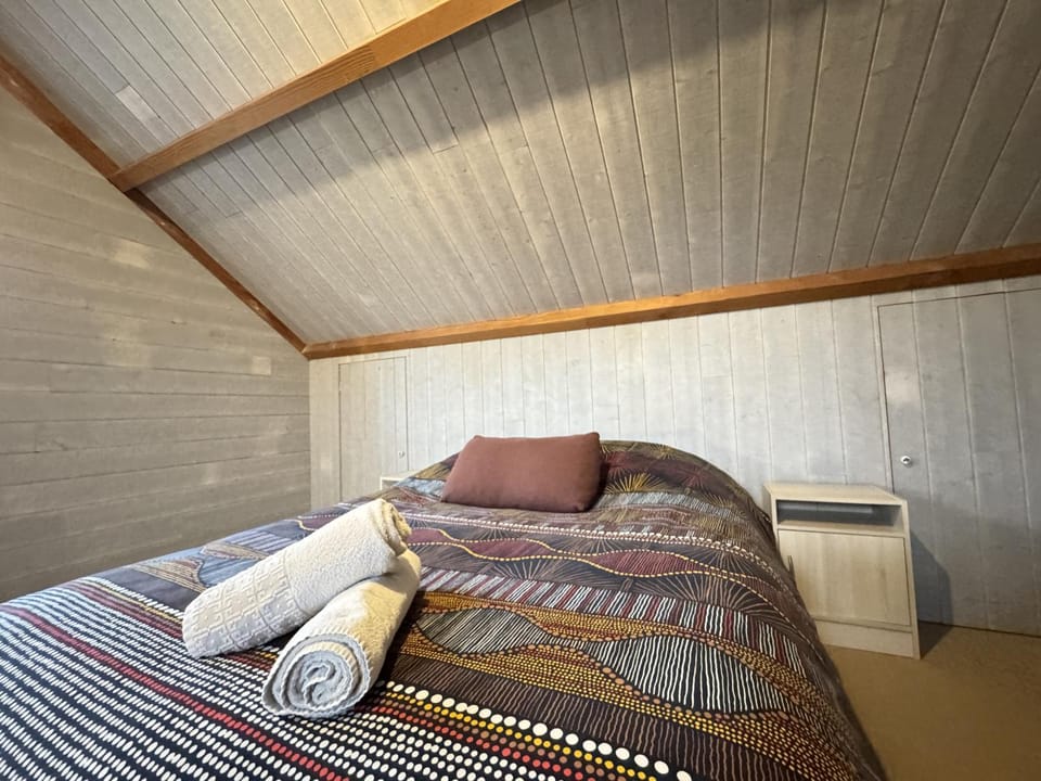 Bed, Bedroom, towels