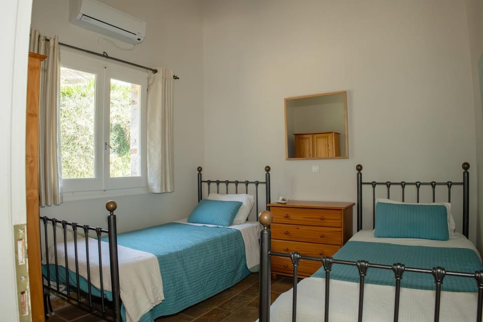 Bed, Bedroom, towels, air conditioner