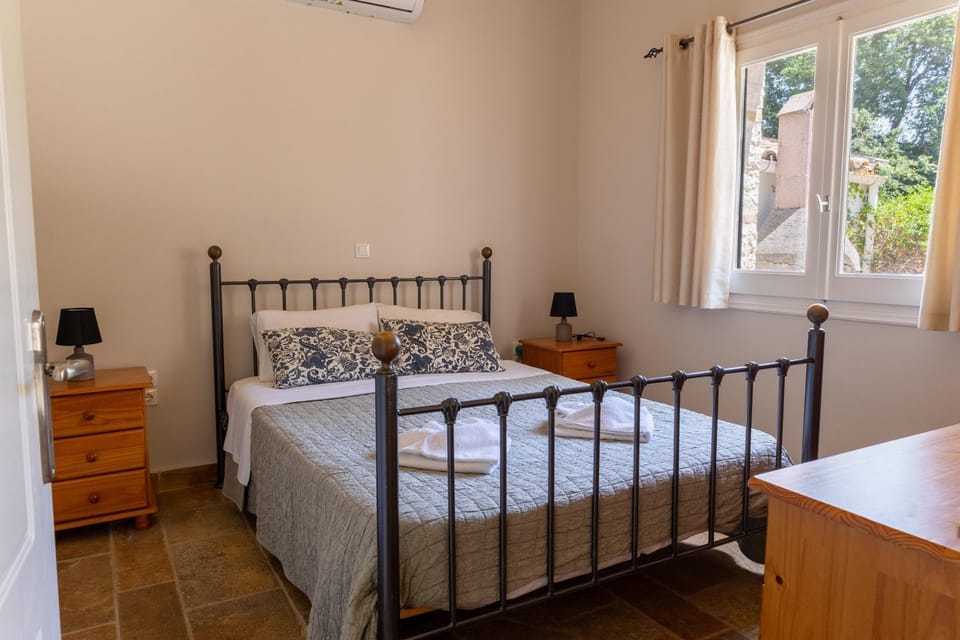 Bed, Bedroom, towels, air conditioner