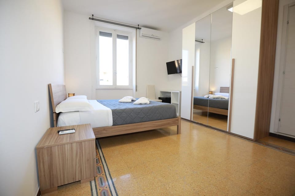 Bed, TV and multimedia, Photo of the whole room, Bedroom, towels
