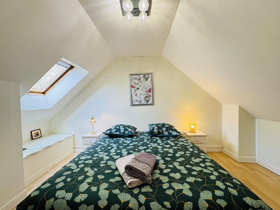 Bed, Bedroom, towels
