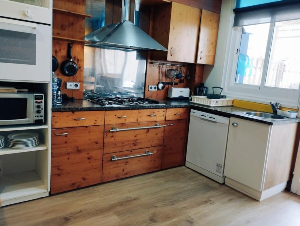 Kitchen or kitchenette, dishwasher, oven, toaster