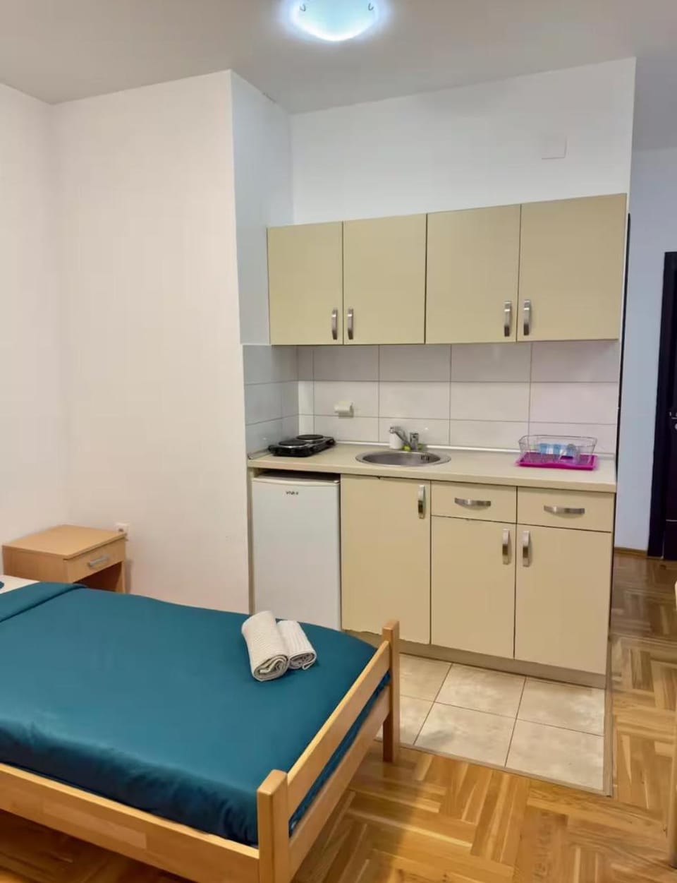 Bed, minibar, towels