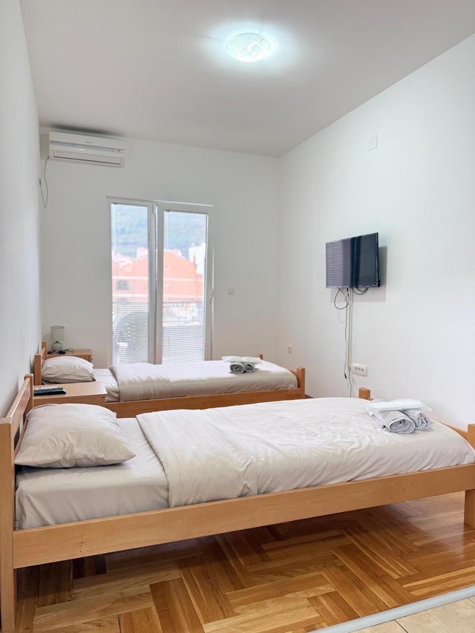 TV and multimedia, Photo of the whole room, Bedroom, towels, air conditioner