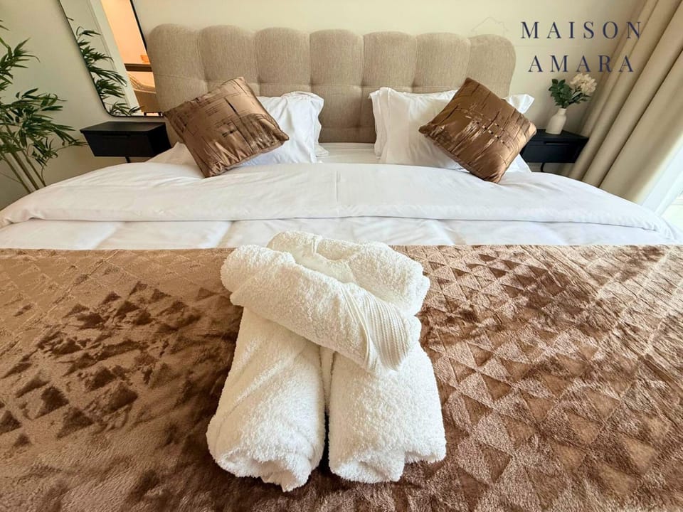 Bed, towels