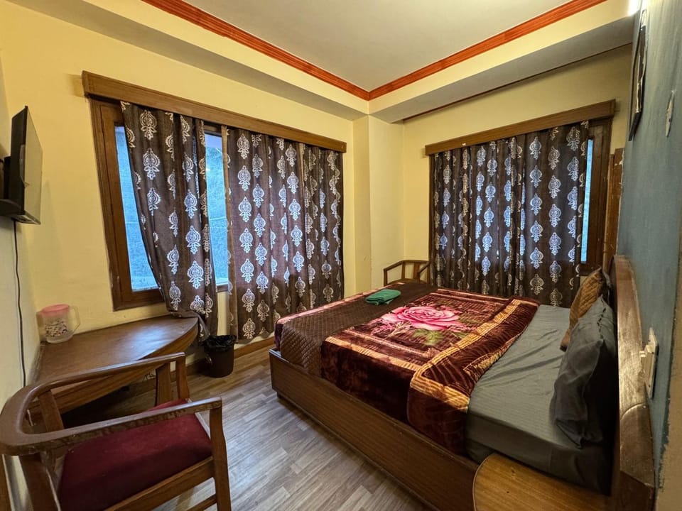 Bed, TV and multimedia, Living room, Seating area, Bedroom