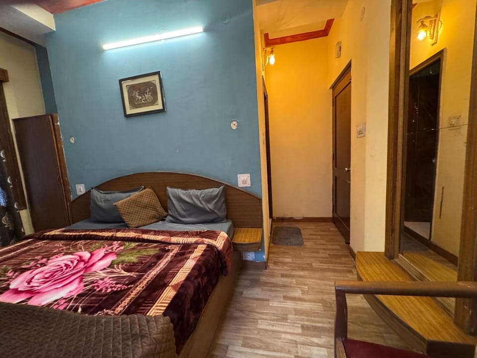 Bed, Seating area, Bedroom, wardrobe