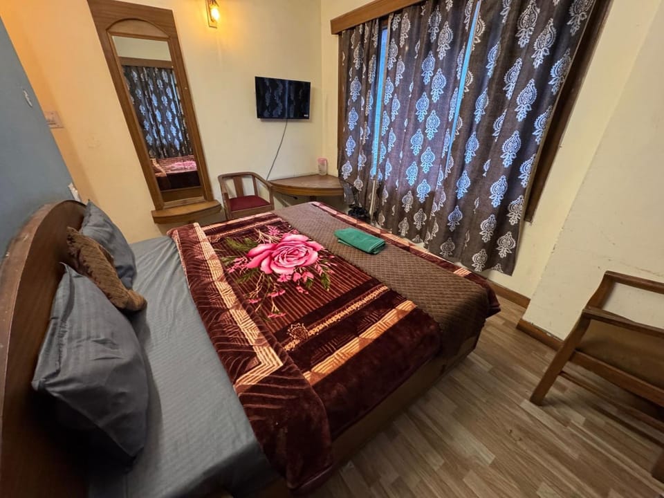 Communal lounge/ TV room, Bed, TV and multimedia, Living room, Photo of the whole room, Seating area, Bedroom