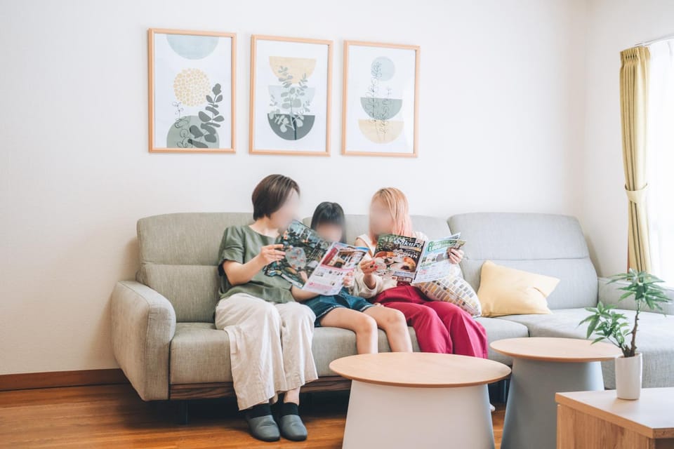 Living room, group of guests, Family