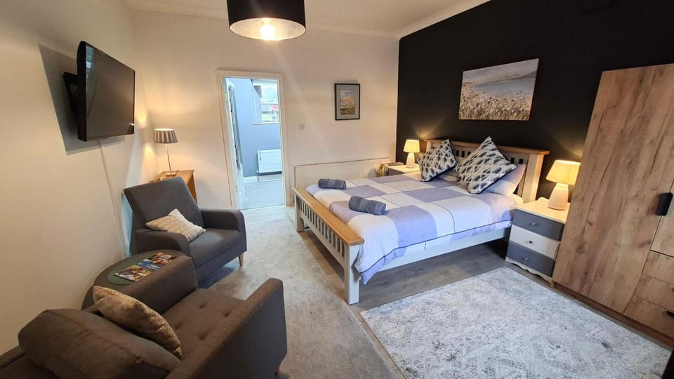 Communal lounge/ TV room, Bed, TV and multimedia, Decorative detail, Bedroom