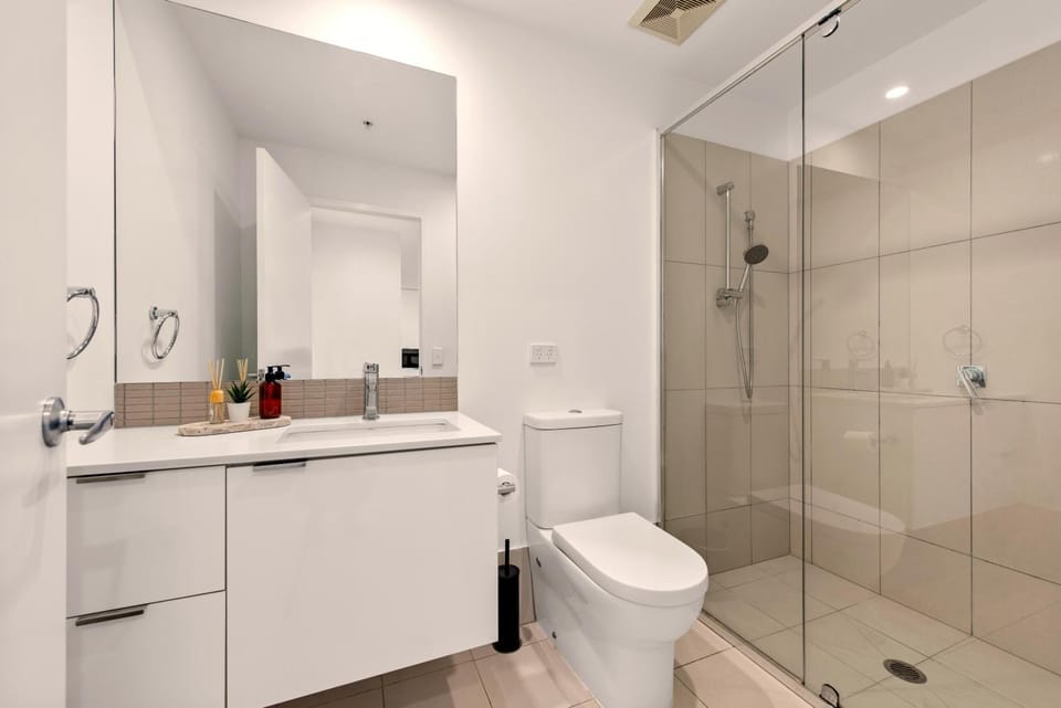 Shower, Toilet, Bathroom, towels