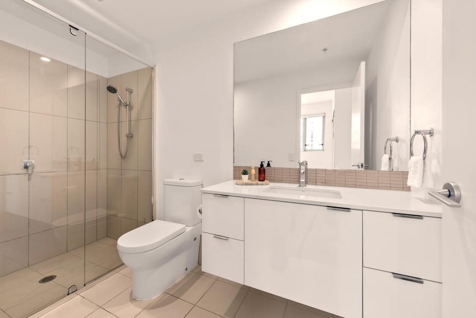 Shower, Toilet, Bathroom, towels