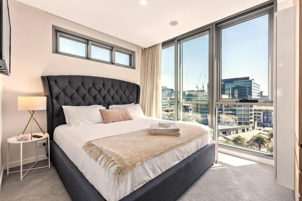 Photo of the whole room, Bedroom, City view