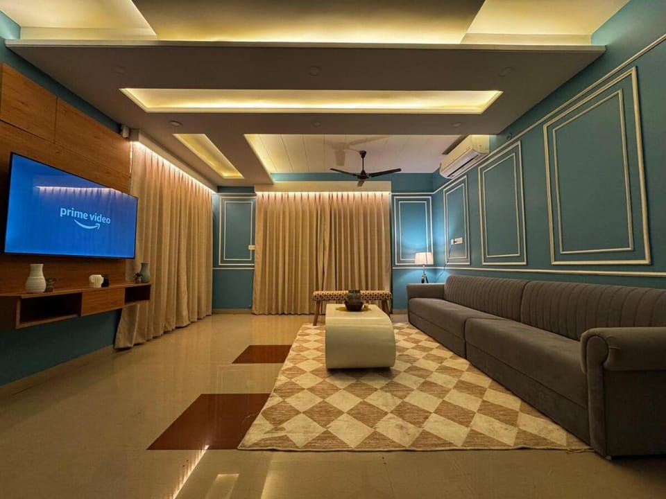 Communal lounge/ TV room, TV and multimedia, Living room, Seating area, Evening entertainment