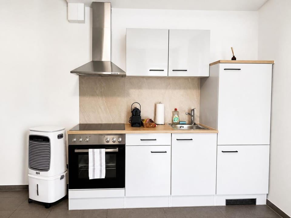 Coffee/tea facilities, Kitchen or kitchenette, oven, stove, toaster
