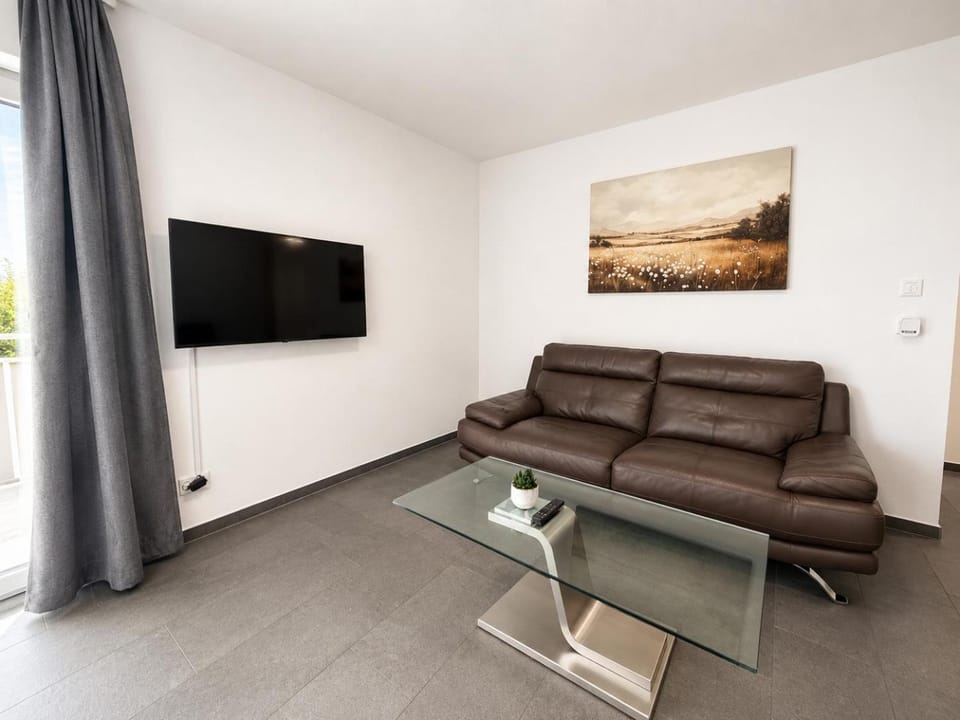 Communal lounge/ TV room, TV and multimedia, Living room, Seating area, Evening entertainment