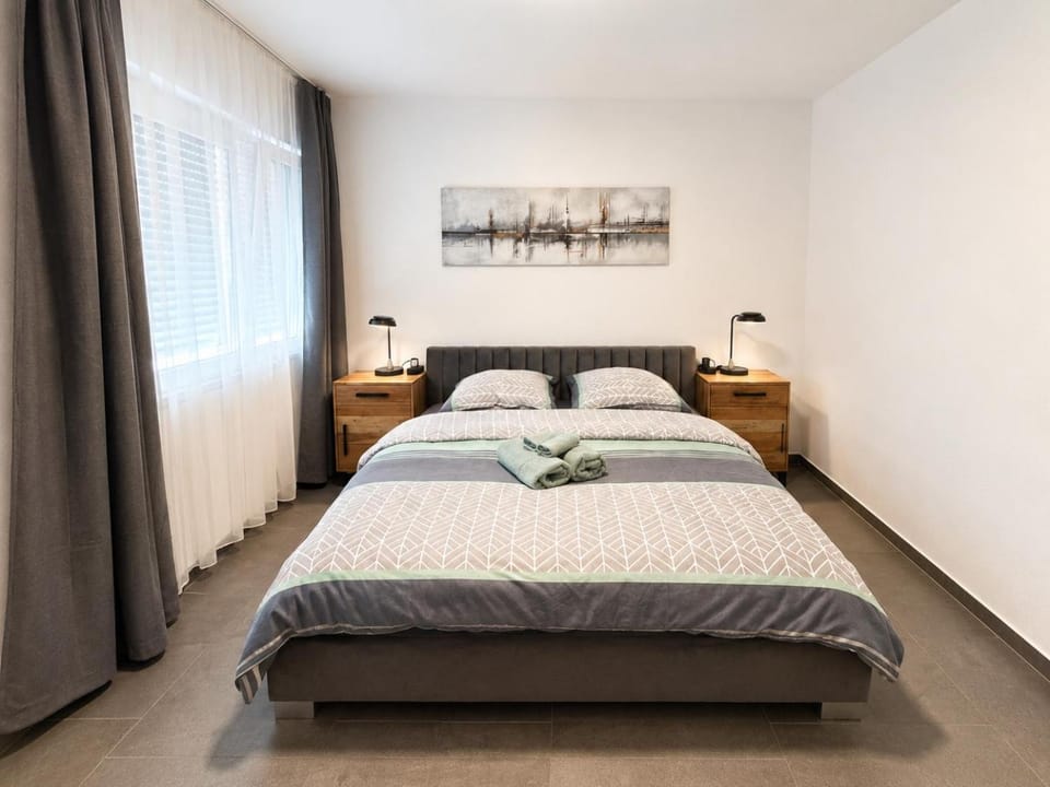 Bed, Bedroom, towels