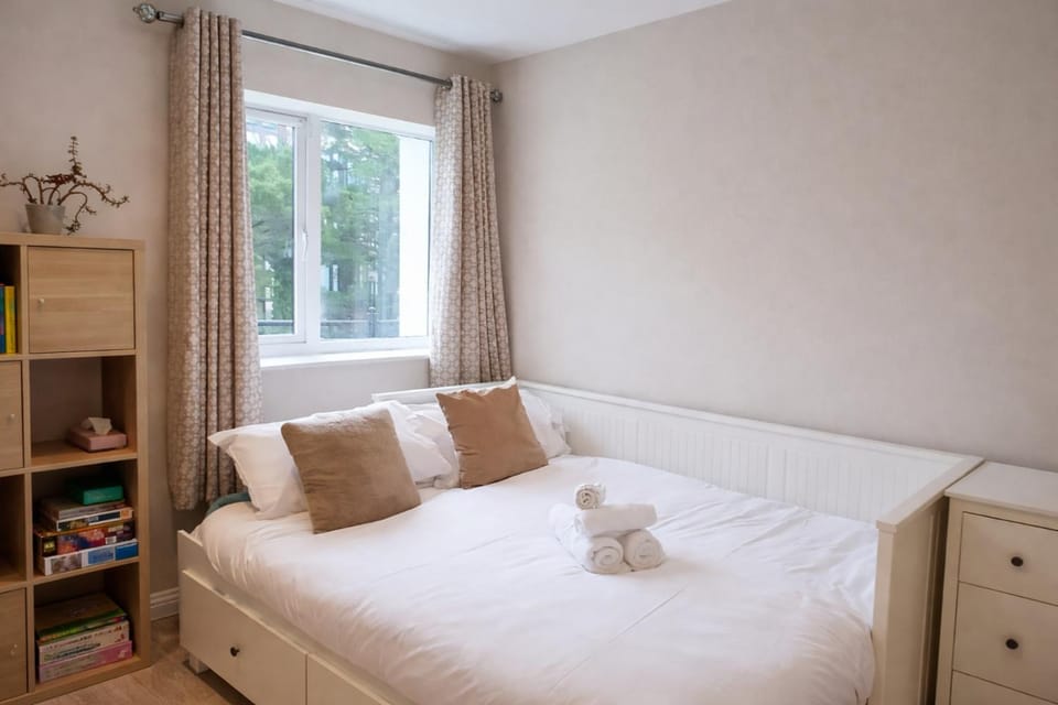 Stylish 2BDR Apt with Large Balcony near City Apartment in Dublin