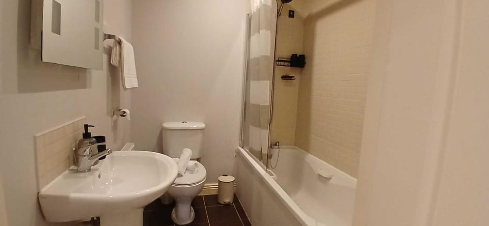 Stylish 2BDR Apt with Large Balcony near City Apartment in Dublin