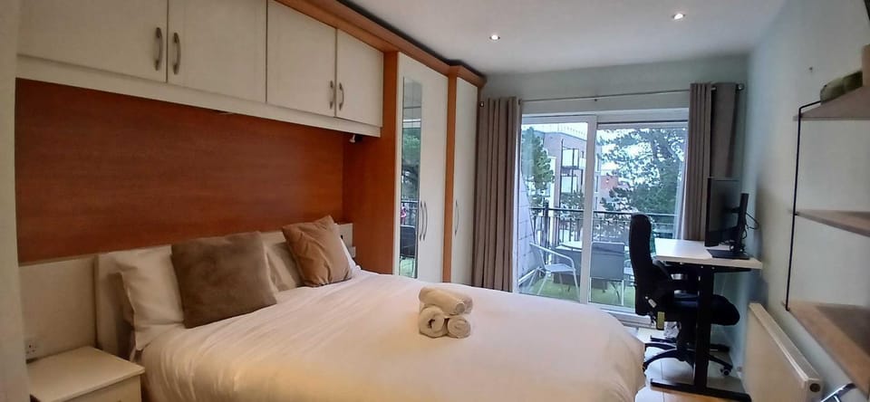 Stylish 2BDR Apt with Large Balcony near City Apartment in Dublin