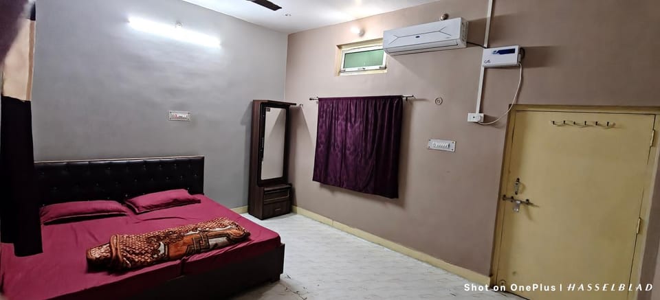Bed, Living room, Photo of the whole room, Bedroom, air conditioner