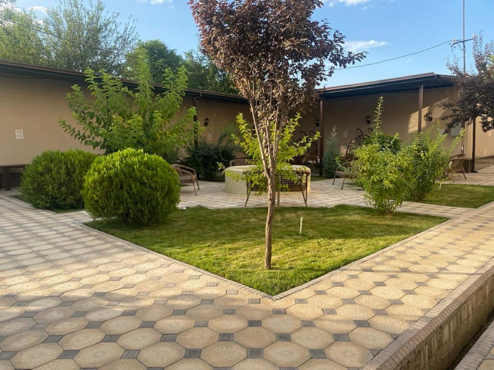 Property building, Spring, Day, Garden, Garden, Balcony/Terrace