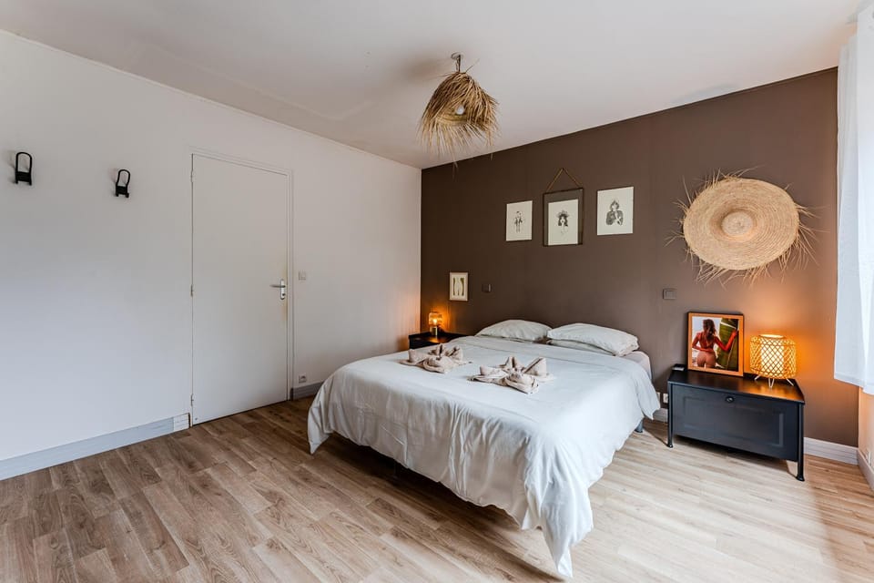 Bed, Photo of the whole room, Bedroom, towels