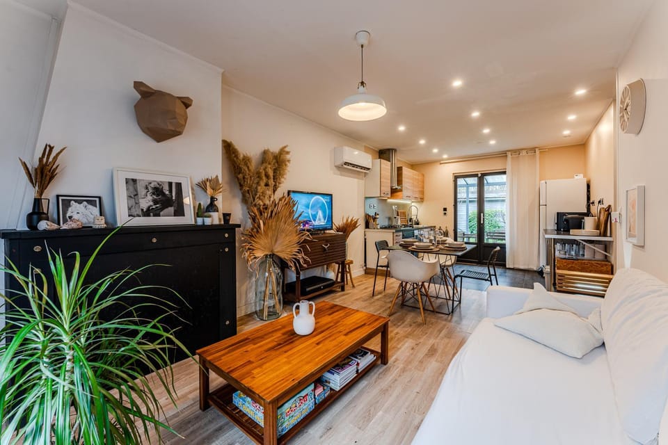 Communal lounge/ TV room, TV and multimedia, Kitchen or kitchenette, Living room, Seating area, Dining area, air conditioner