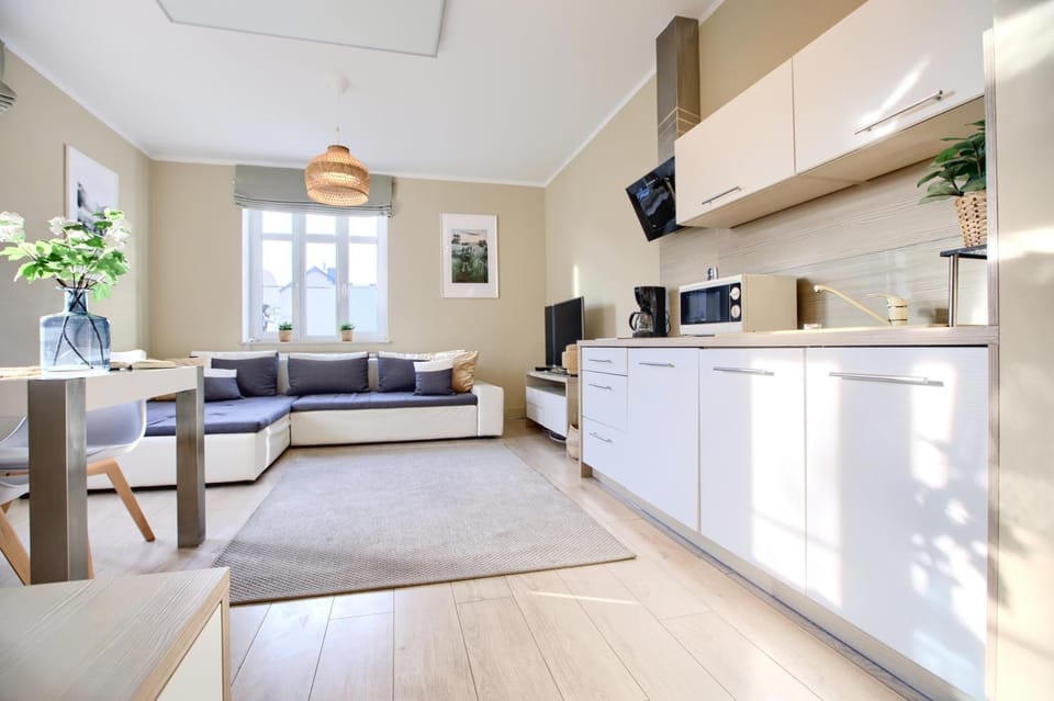 Coffee/tea facilities, Kitchen or kitchenette, Living room, Seating area