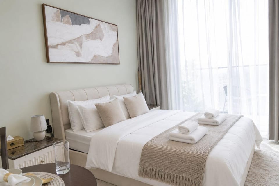 JVC Studio I Pool and Gym I 2 Guests I Couples & Solo Apartment in Dubai