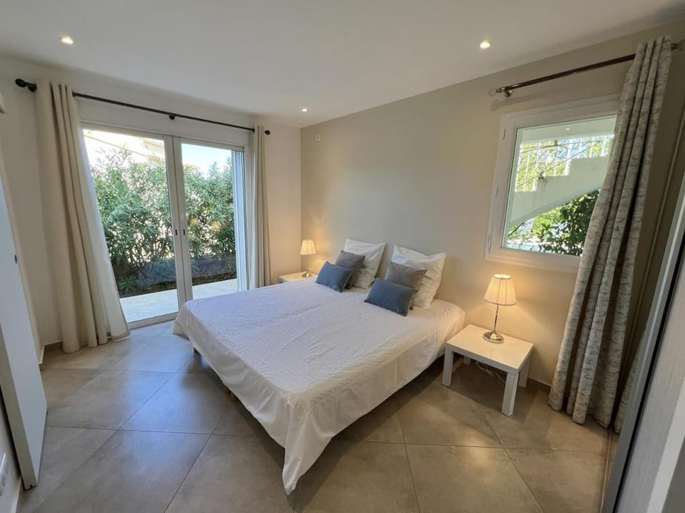 Photo of the whole room, Bedroom, Garden view, Garden view, wardrobe