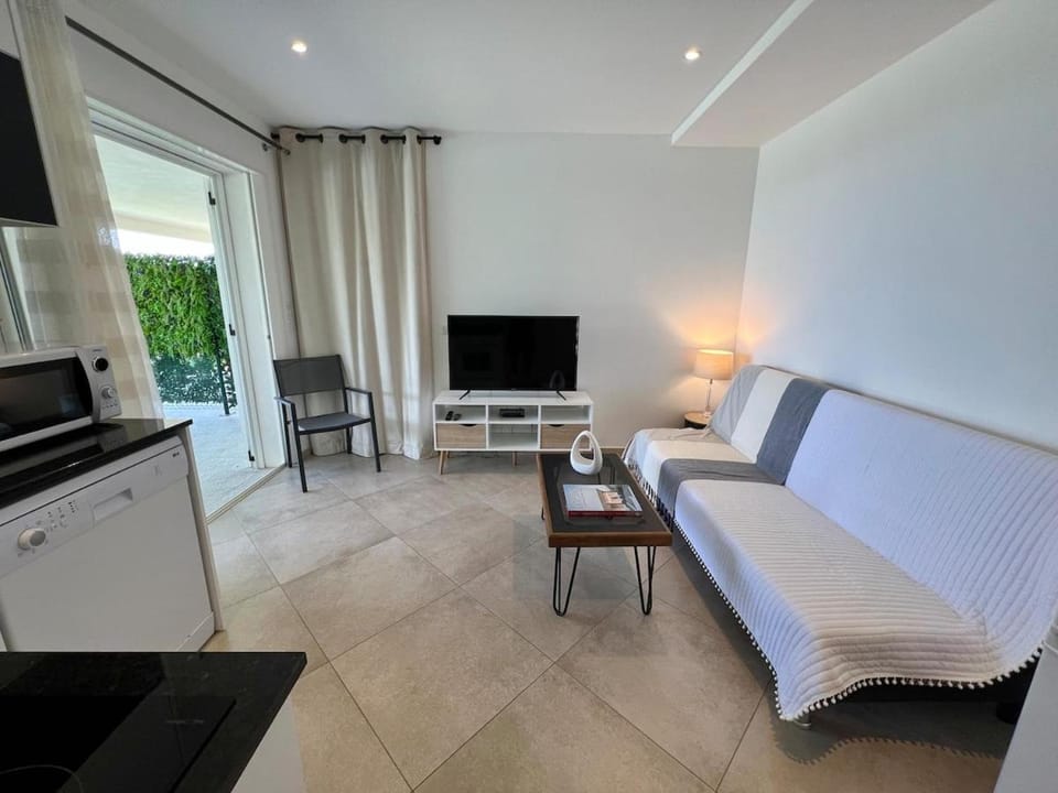 TV and multimedia, View (from property/room), View (from property/room), Living room, Garden view, Garden view, Pool view, Pool view