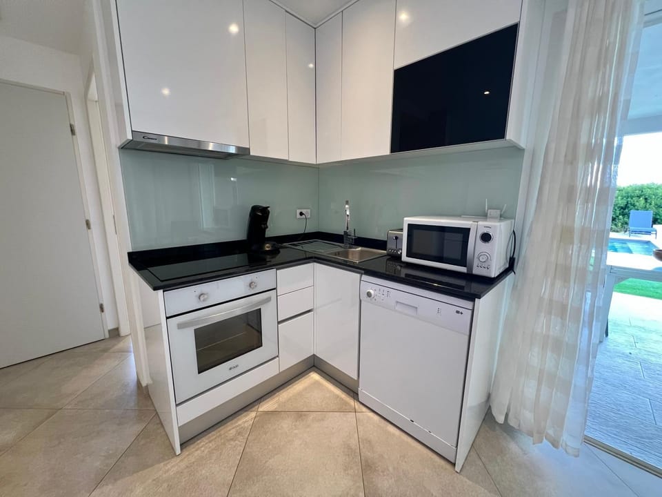 Coffee/tea facilities, Kitchen or kitchenette, Garden view, Garden view, Pool view, Pool view, dishwasher, microwave, oven, stove, stove, kitchen, kitchen