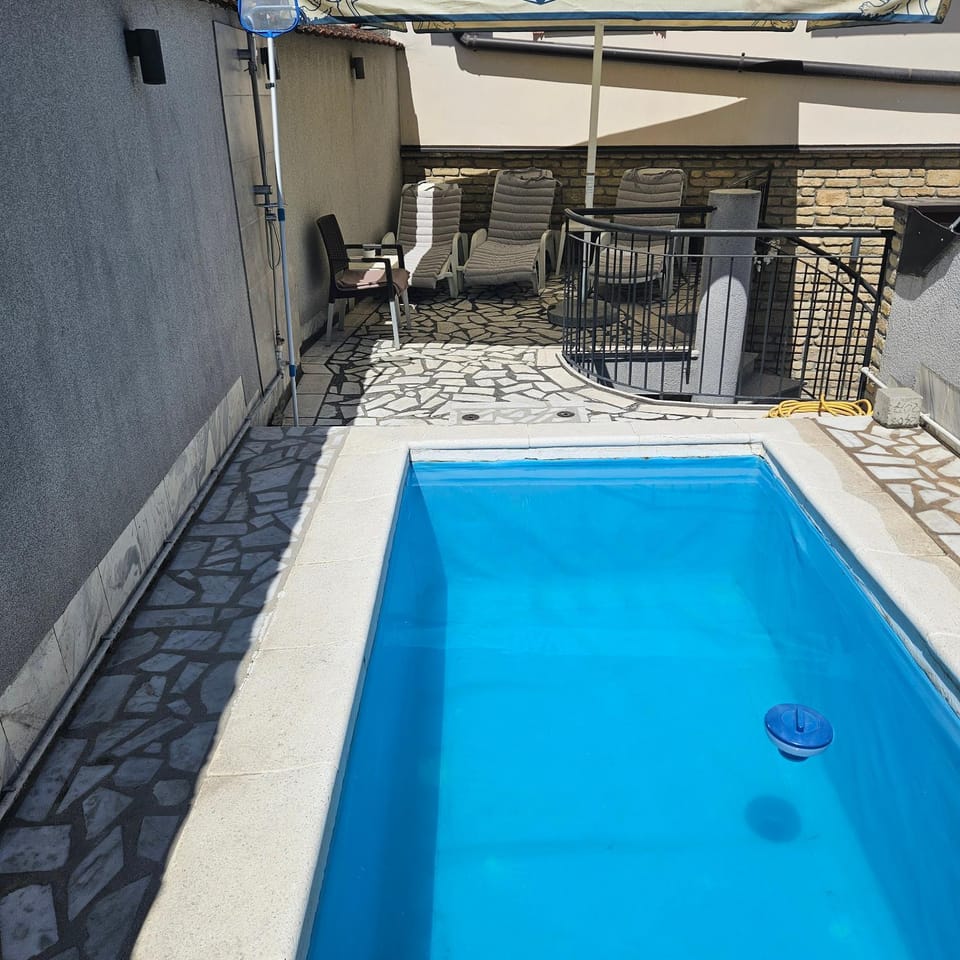Swimming pool, Swimming pool