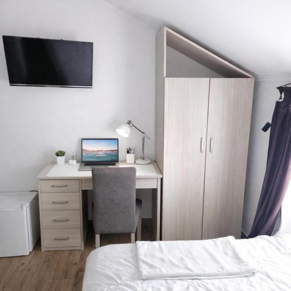Bed, TV and multimedia, Bedroom