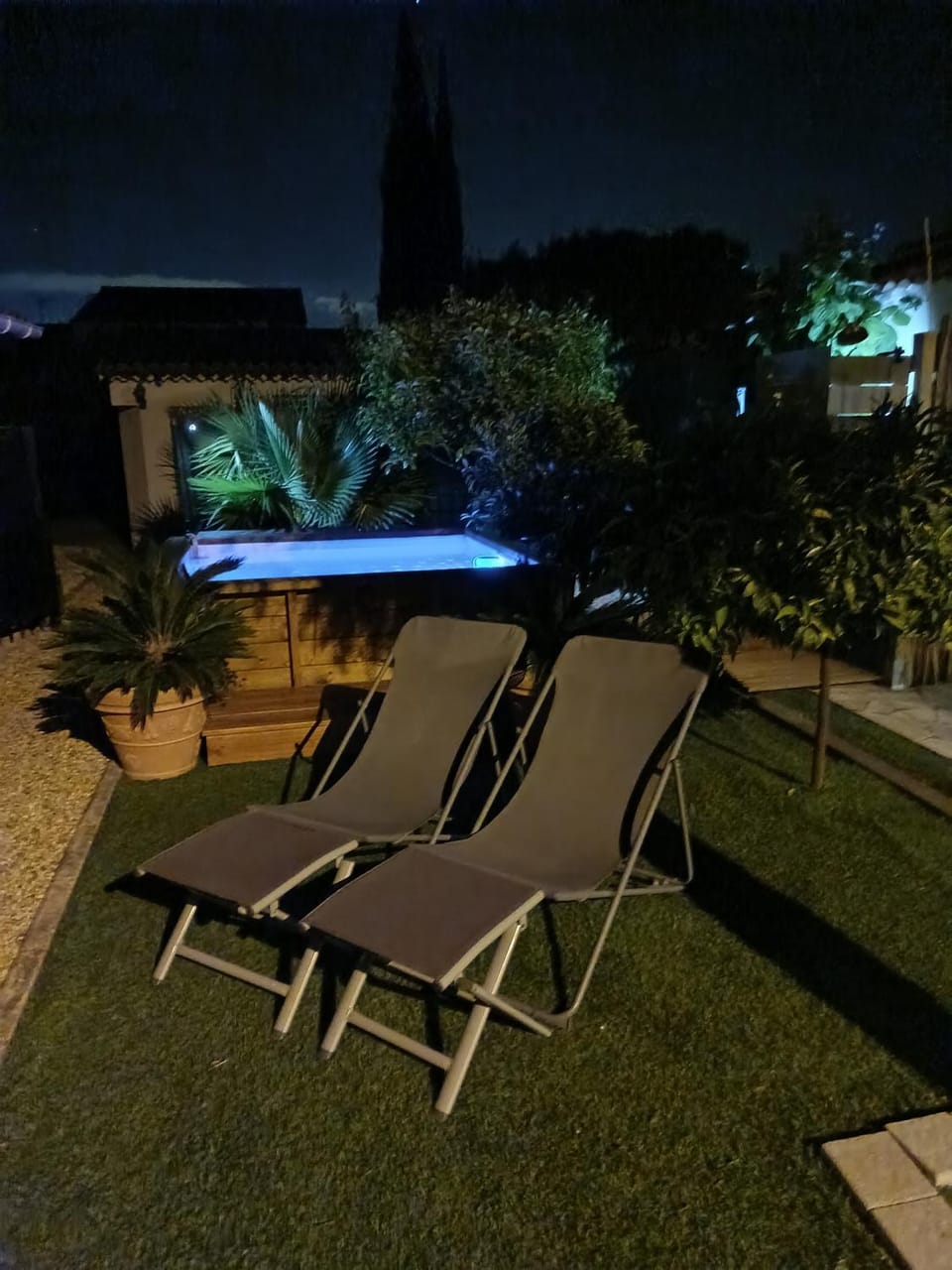Night, Garden, TV and multimedia, Garden view, Pool view, Swimming pool, sunbed