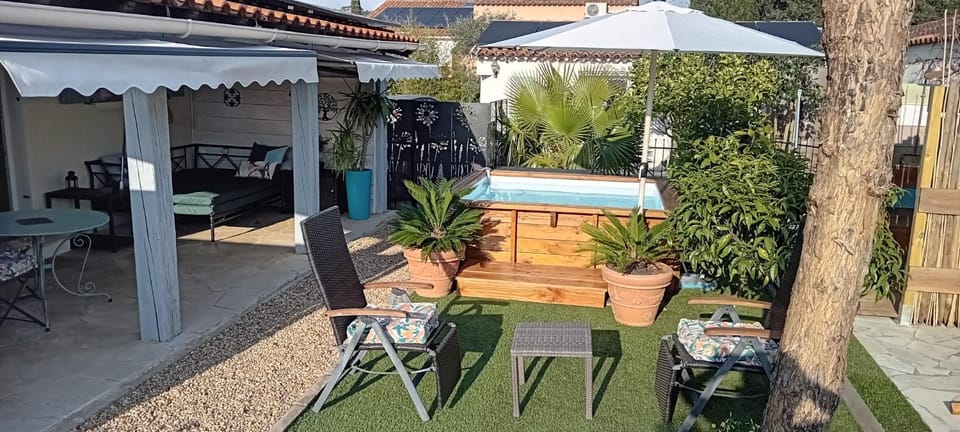 Patio, Day, Garden, Dining area, Garden view, Pool view, Swimming pool, sunbed
