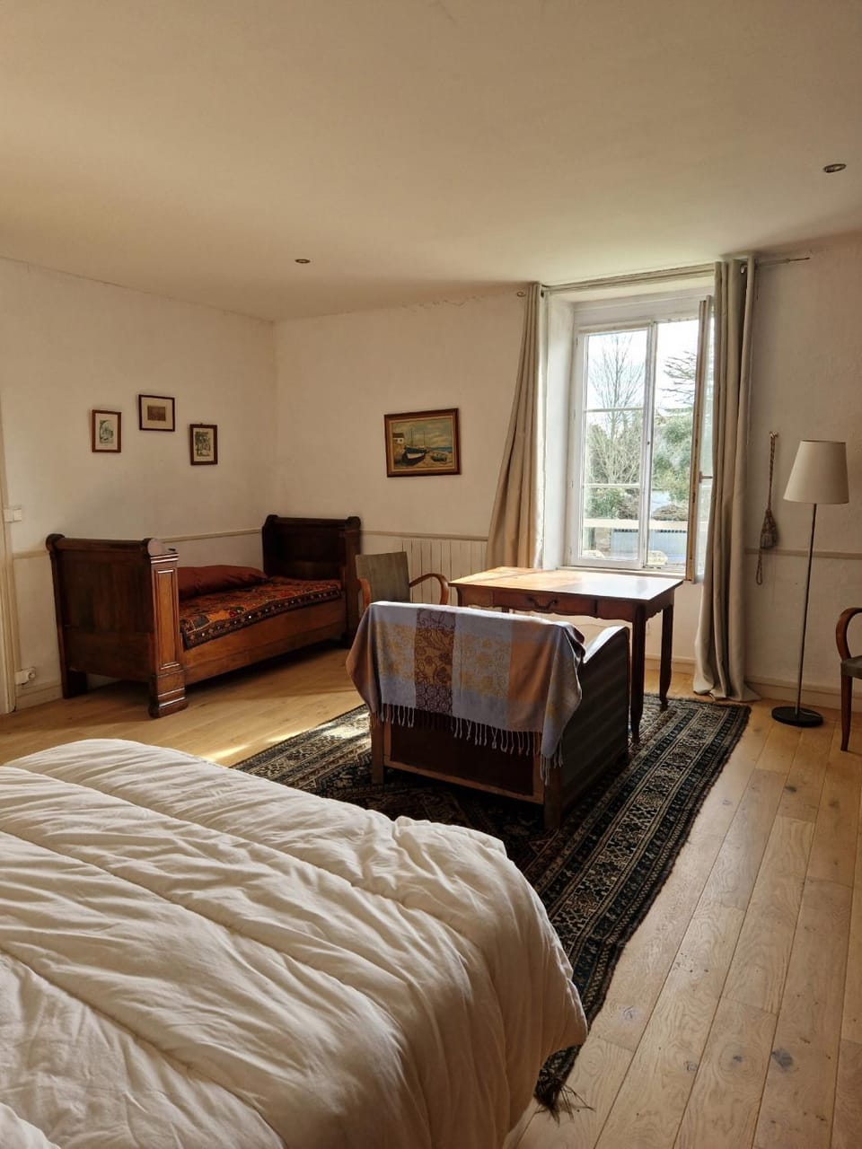 Photo of the whole room, Bedroom