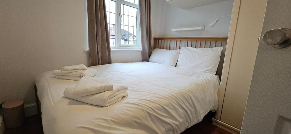 Bed, Bedroom, towels