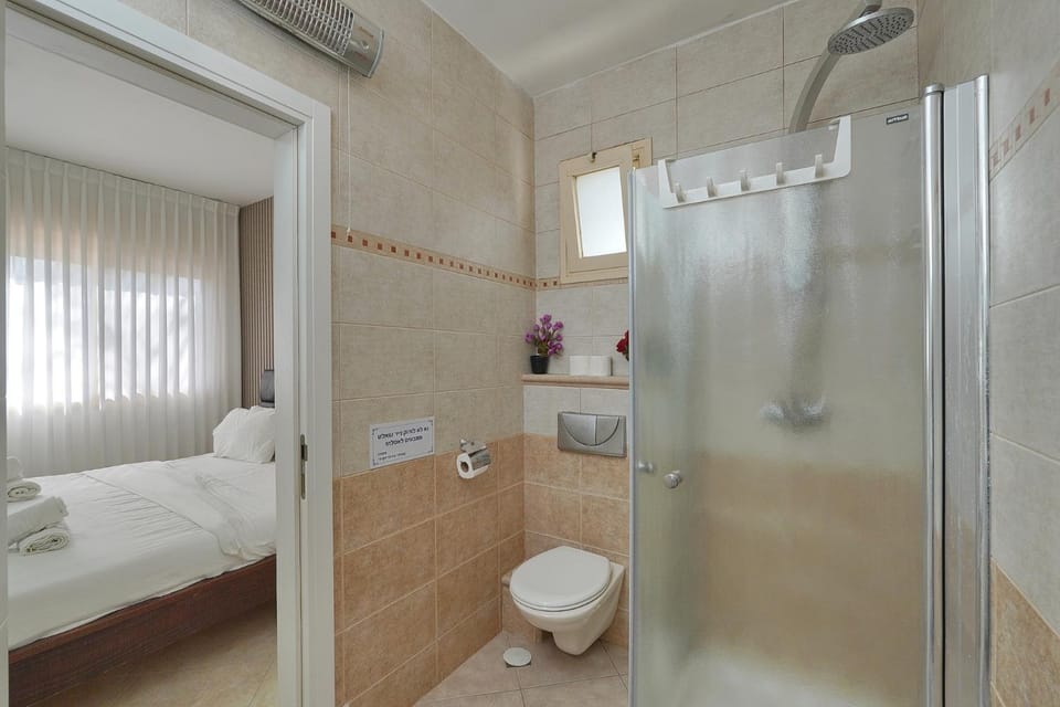Private jacuzzi suite rosh pina House in North District