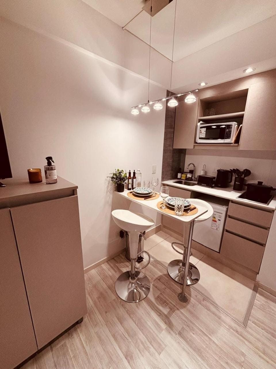 Kitchen or kitchenette, Dining area, minibar, stove