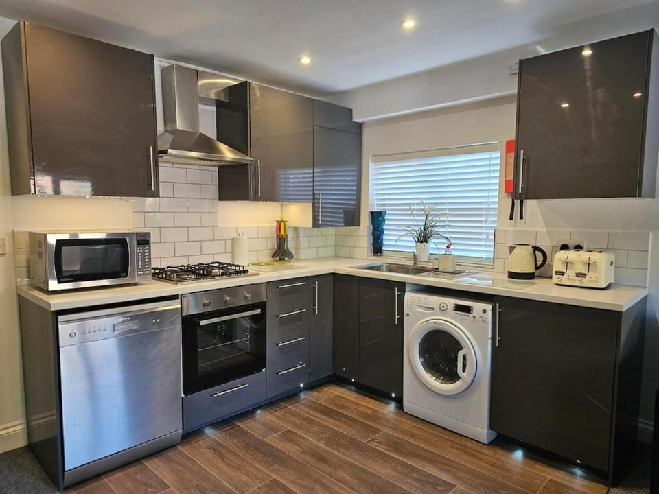 StayZen Apartments - Luxury Central Apartment with Parking - sleeps 8 Apartment in England