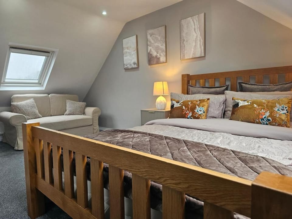 StayZen Apartments - Luxury Central Apartment with Parking - sleeps 8 Apartment in England
